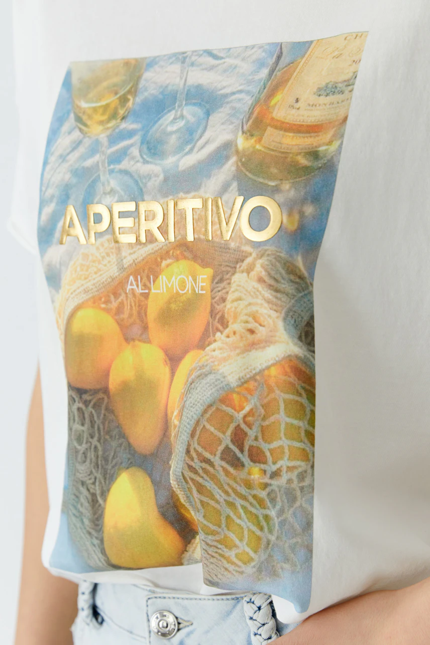 Damen-T-Shirt: Frau im weißen T-Shirt mit farbigem Print, lässig und modern.