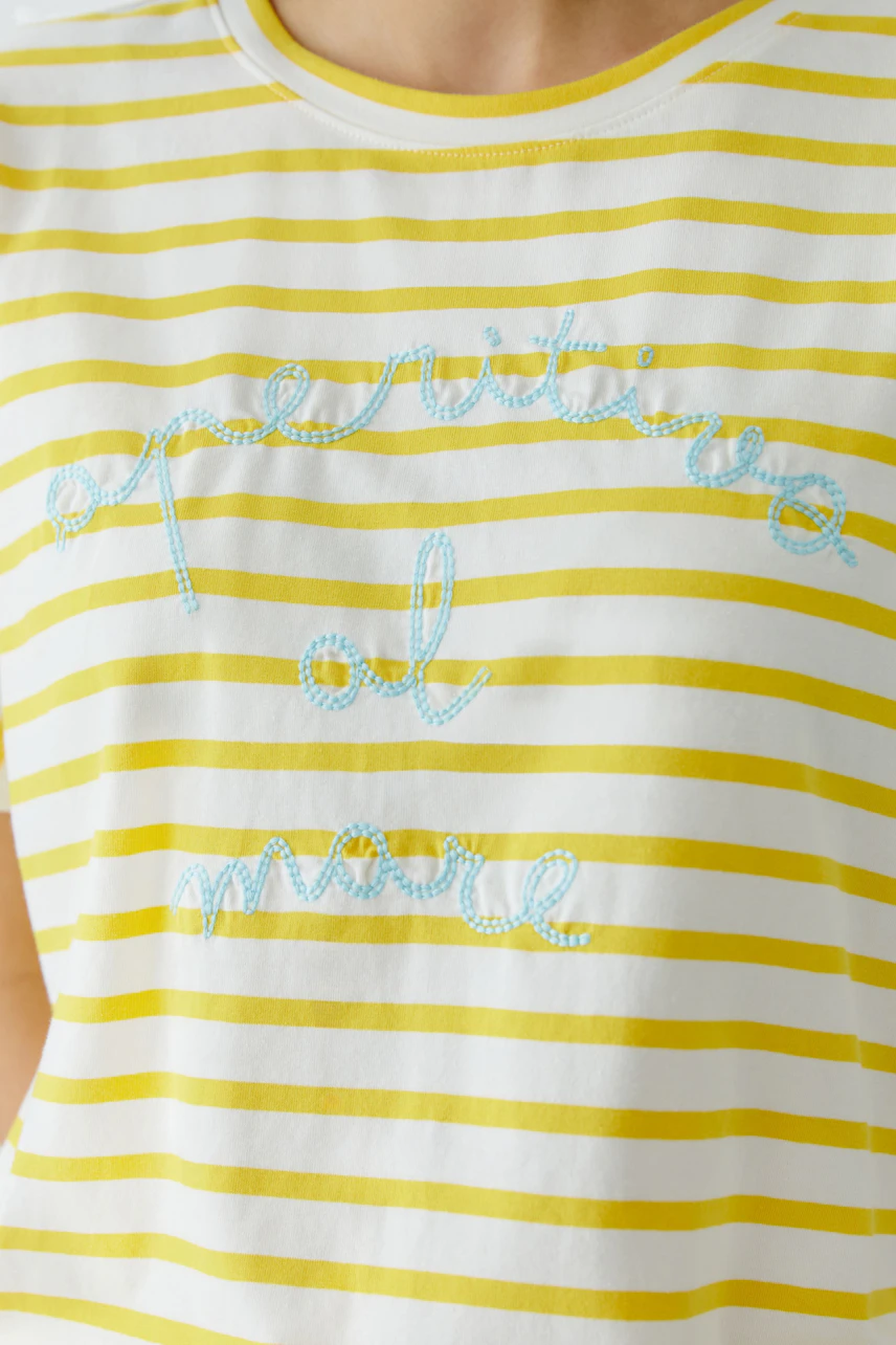 Gestreiftes Damen-T-Shirt: Frau trägt gelb-weißes T-Shirt mit blauer Schrift "aperitivo al mare".