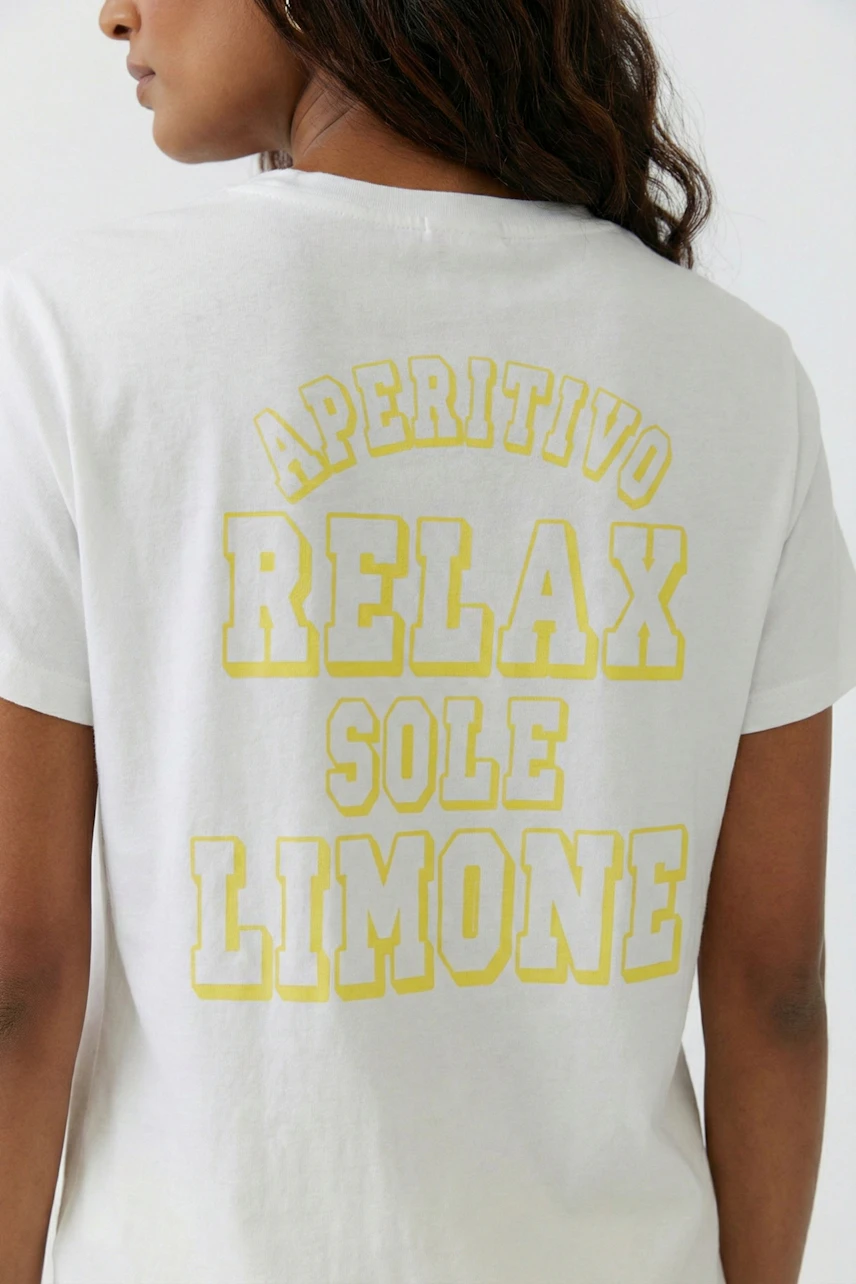 Weißes Damen-T-Shirt: Frau im T-Shirt mit gelbem Schriftzug "Aperitivo Relax Sole Limone" auf dem Rücken.