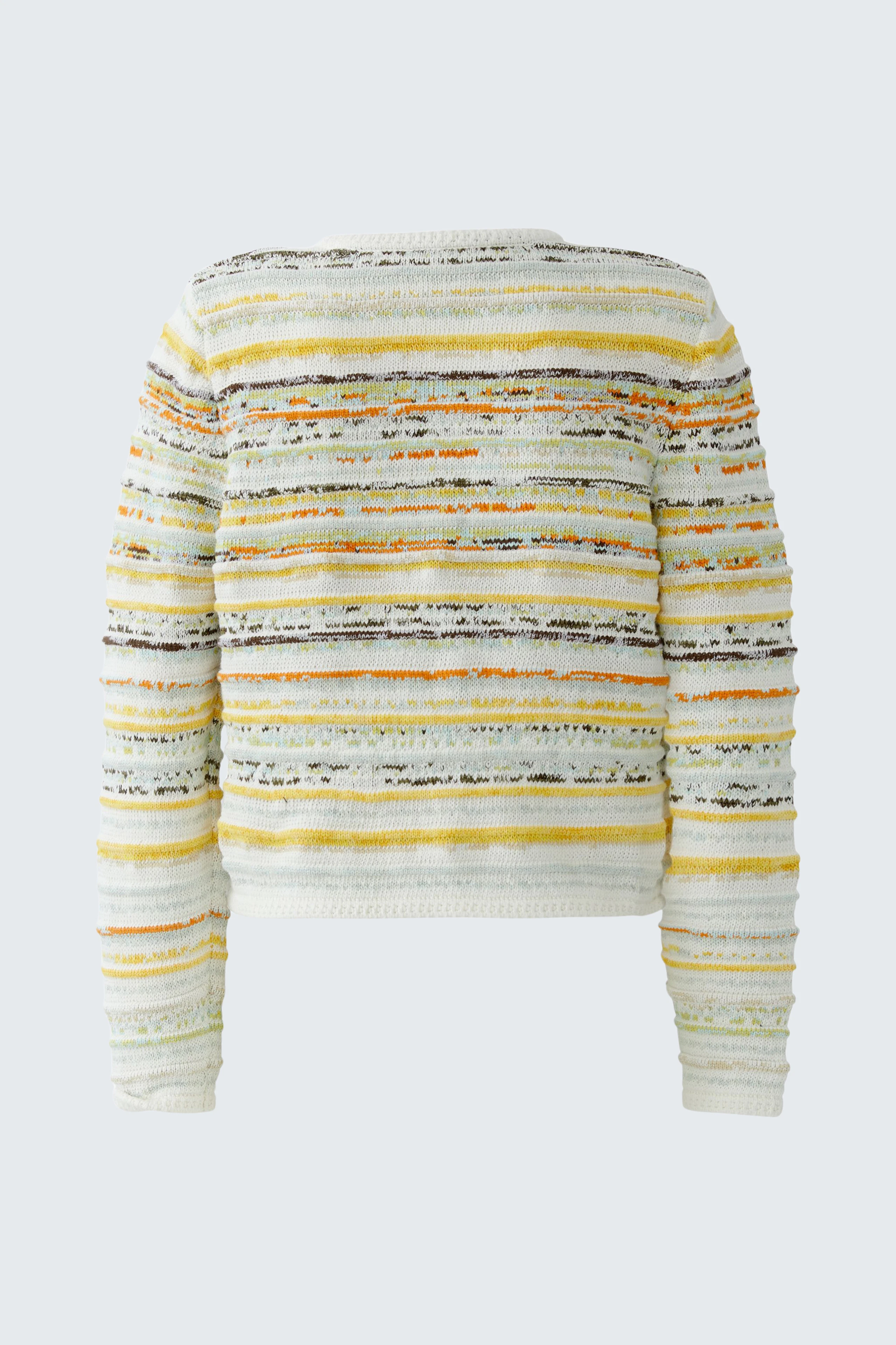 Bunte Strickjacke: Gestreifte Strickjacke in Gelb- und Blautönen, ideal für einen lässigen Look.