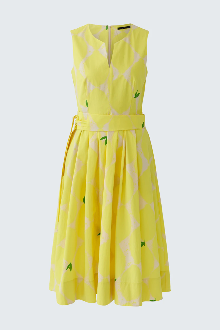 Gelbes Midikleid mit Muster: Ärmelloses Design, Taillengürtel, knielang, ideal für sonnige Tage.