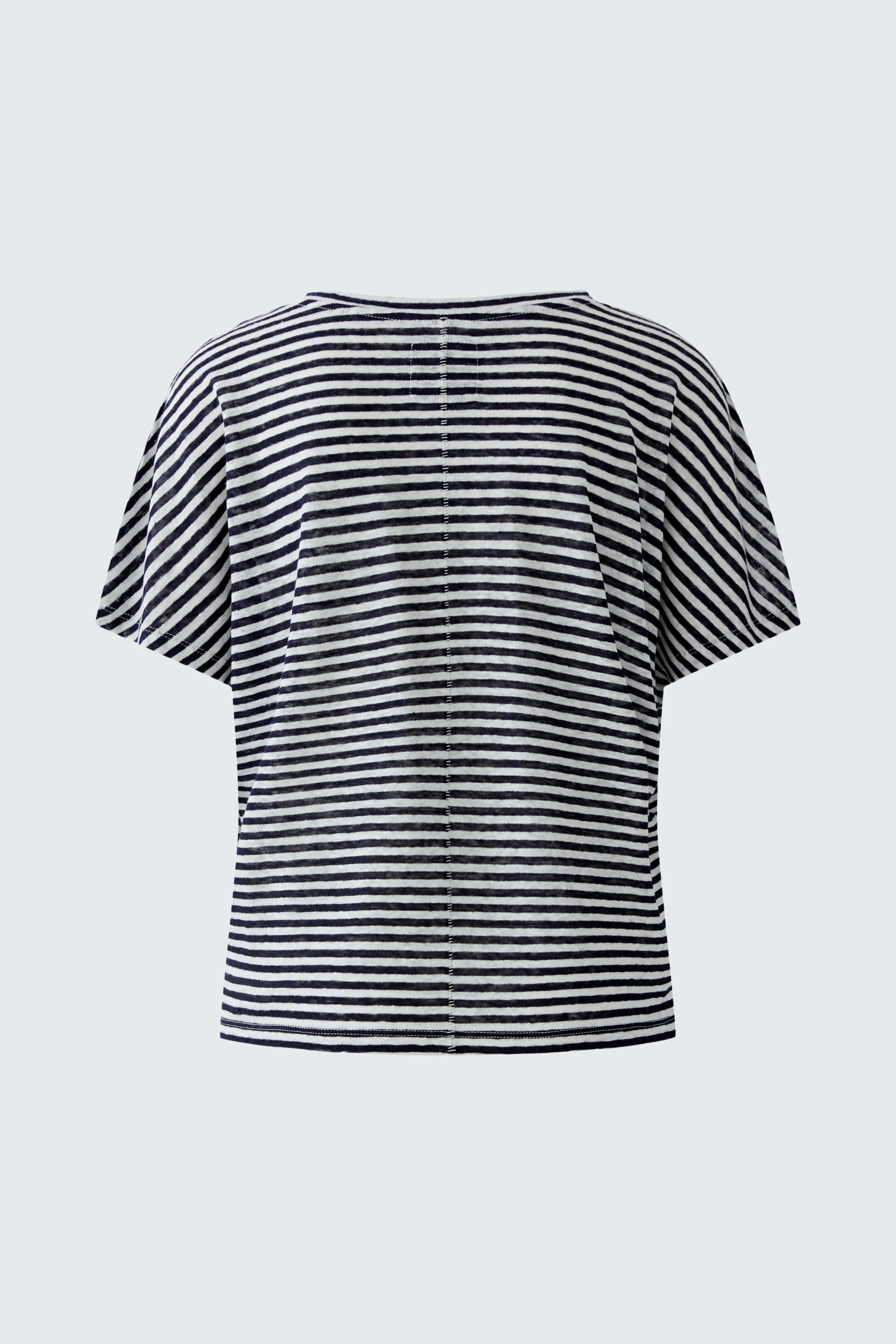 Casual women's T-shirt: Black and white striped T-shirt with short sleeves, perfect for everyday wear.
