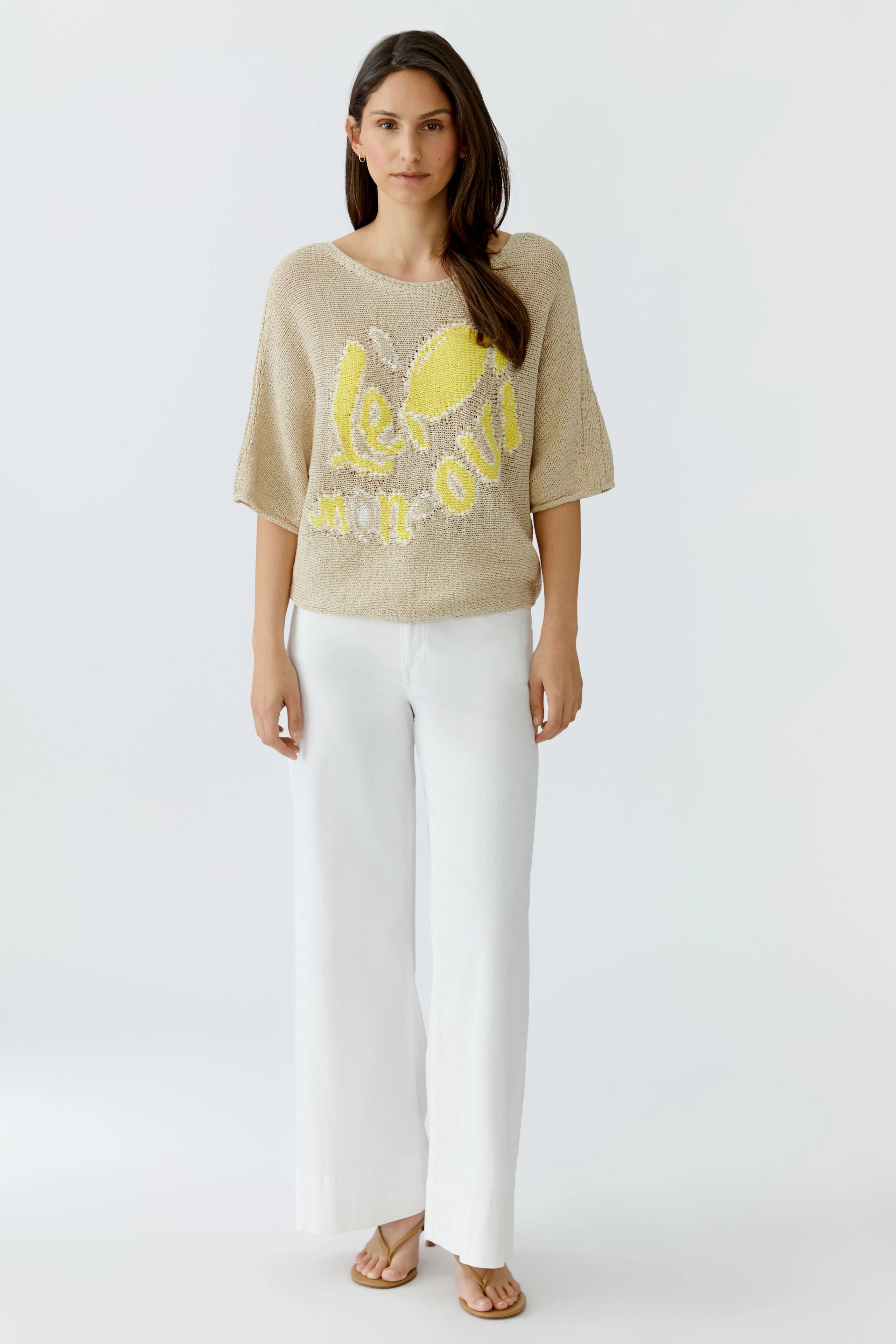 Beiger Damen-Pullover: Strickpullover mit gelbem Zitronenmotiv und "lemon oui" Schriftzug.