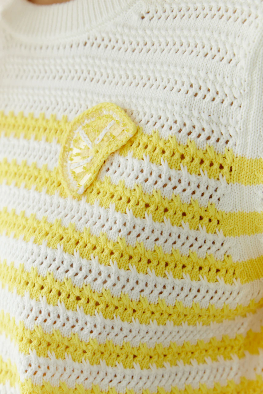 Gestreifter Damen-Pullover: Gelb-weißer Strick mit Zitronenmotiv, frischer Look für den Sommer.