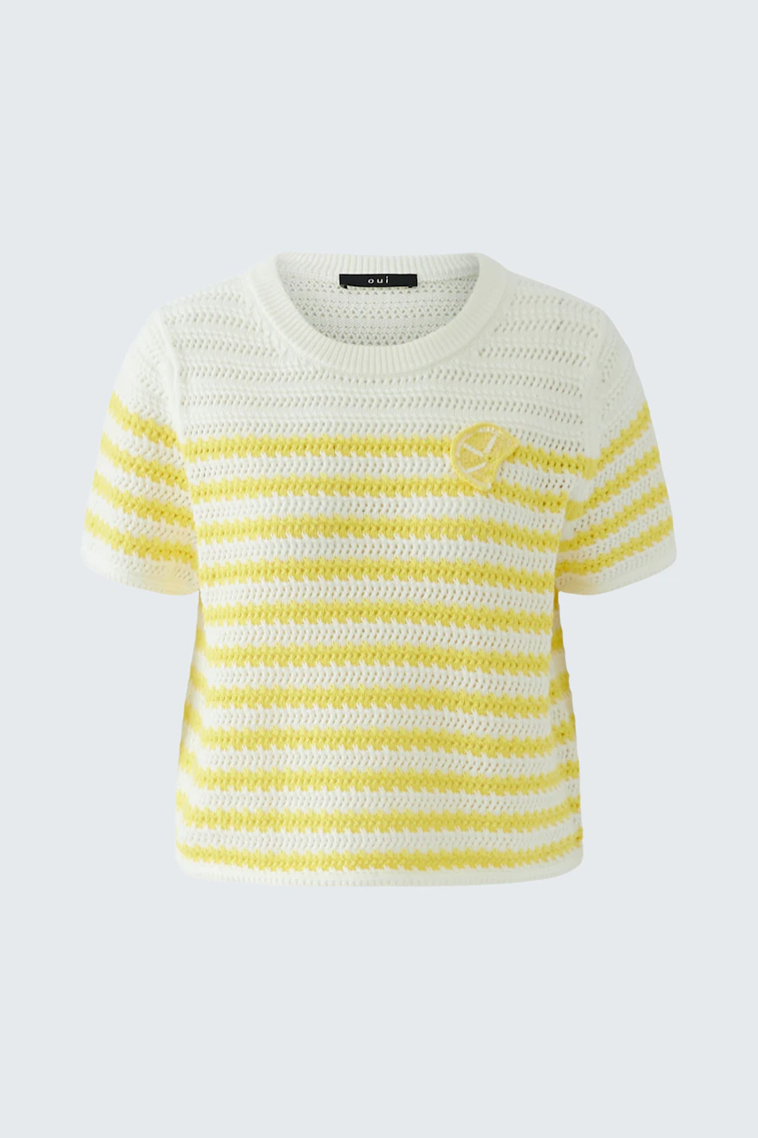 Gestreifter Damen-Pullover: Weiß-gelber Strickpullover mit kurzen Ärmeln, ideal für lässige Outfits.