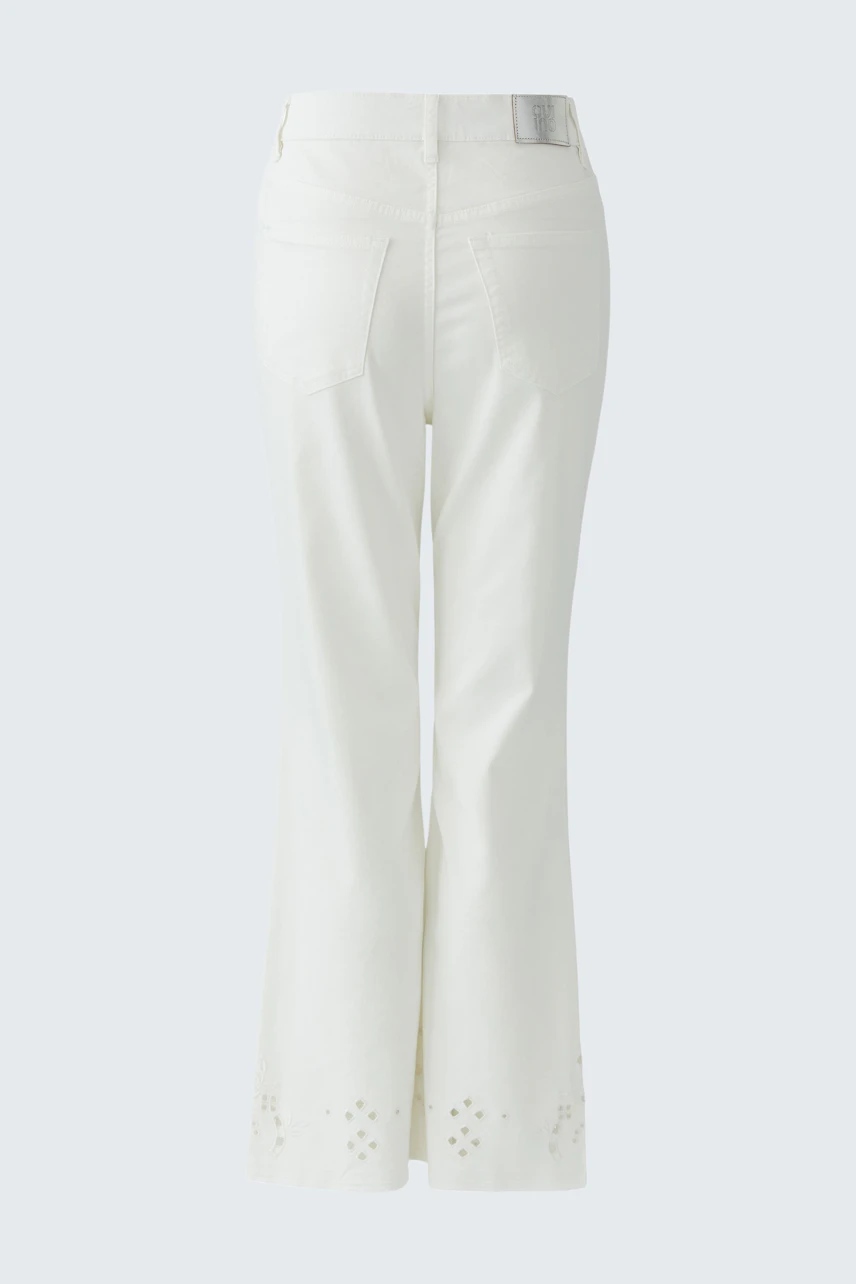 Weiße Bootcut-Jeans mit ausgestelltem Bein und dezentem Lochmuster am Saum, ohne Model abgebildet.