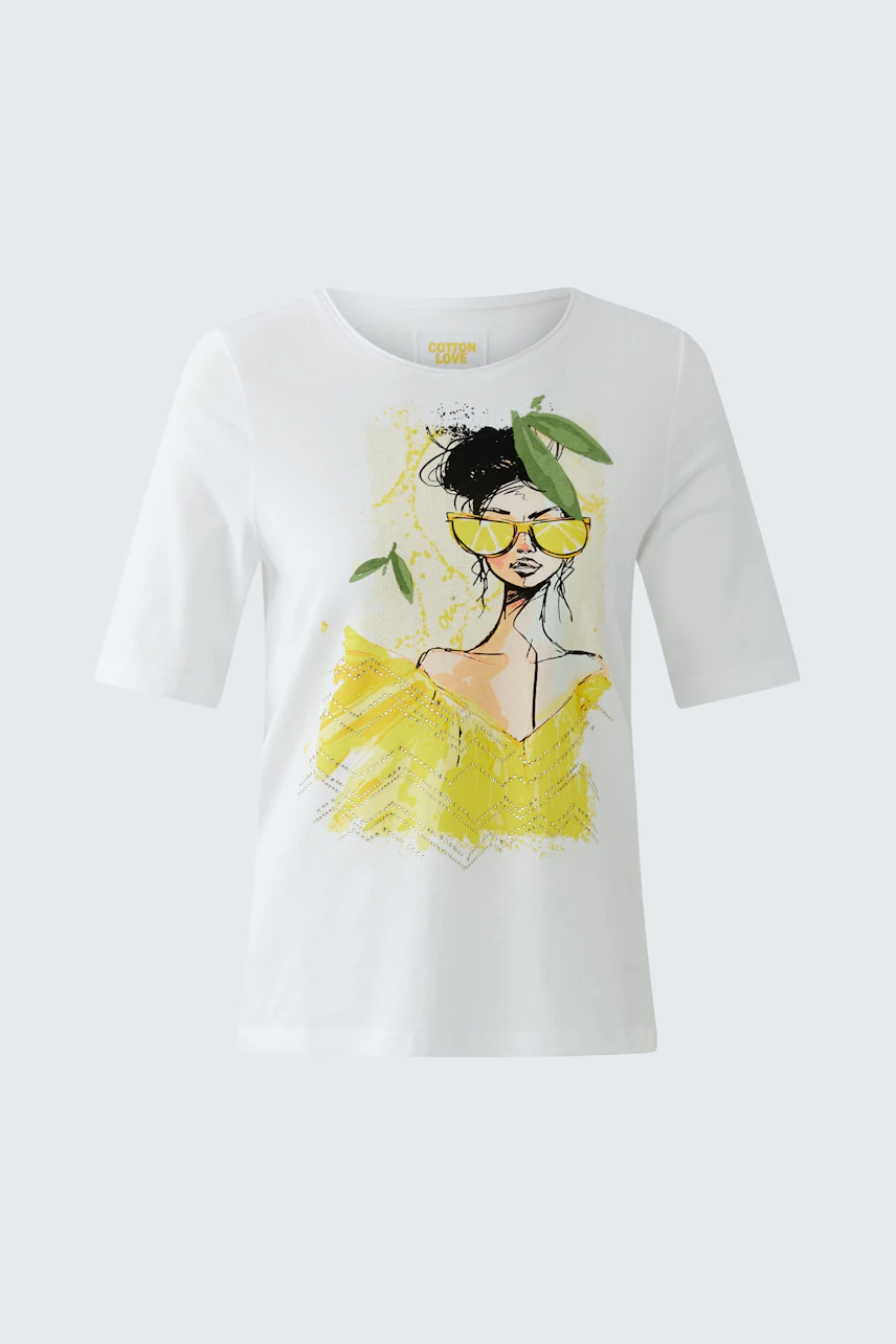 Weißes Damen-T-Shirt mit buntem Print: Frau mit Sonnenbrille und gelbem Oberteil, lässig und modern.