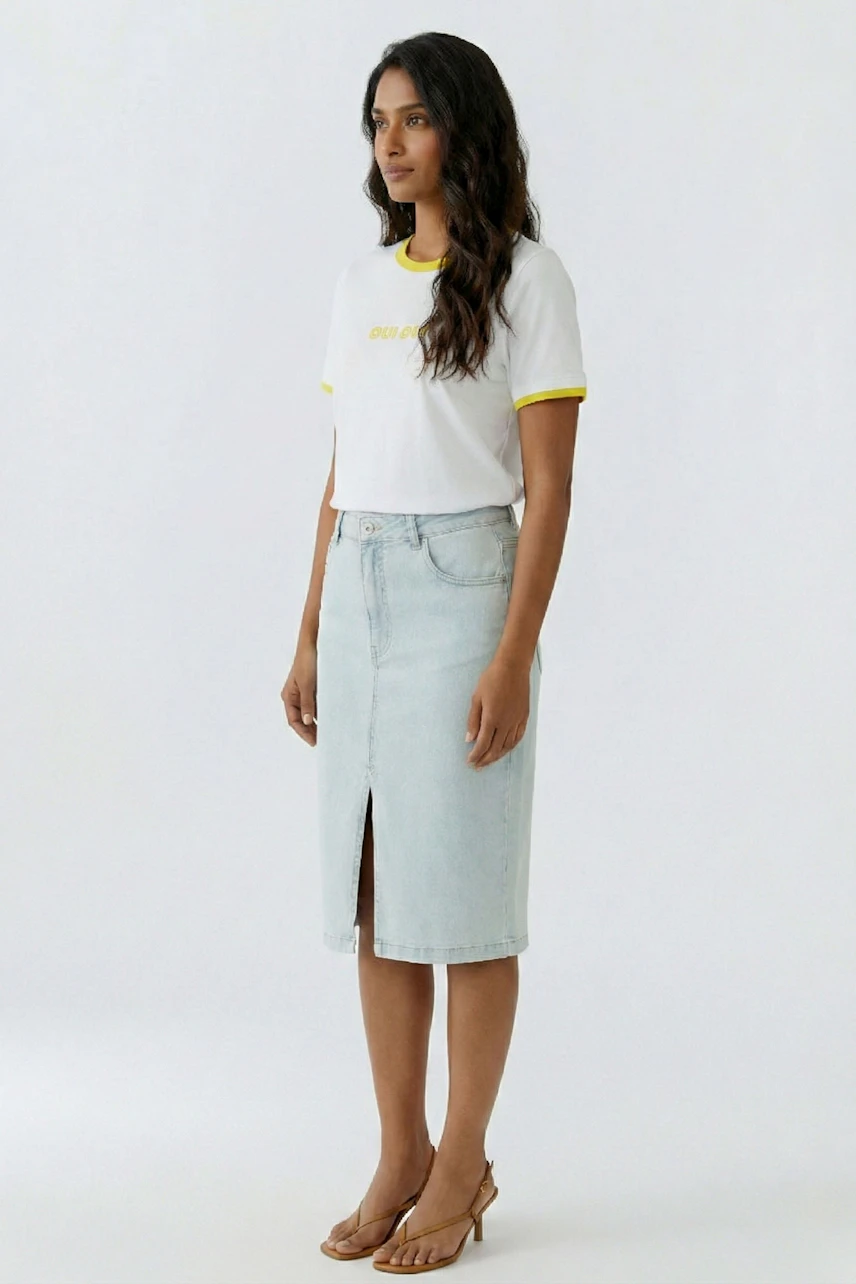 Lässiges Damen-T-Shirt: Frau im weißen T-Shirt mit gelben Akzenten und hellblauem Jeansrock.