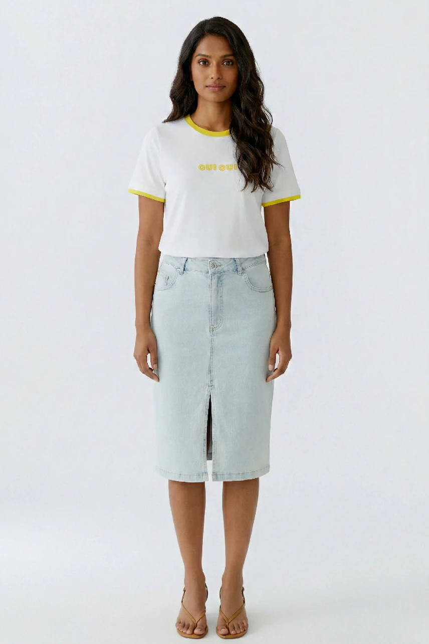 Frau im weißen T-Shirt mit gelbem Rand und Schriftzug, kombiniert mit hellblauem Jeansrock.