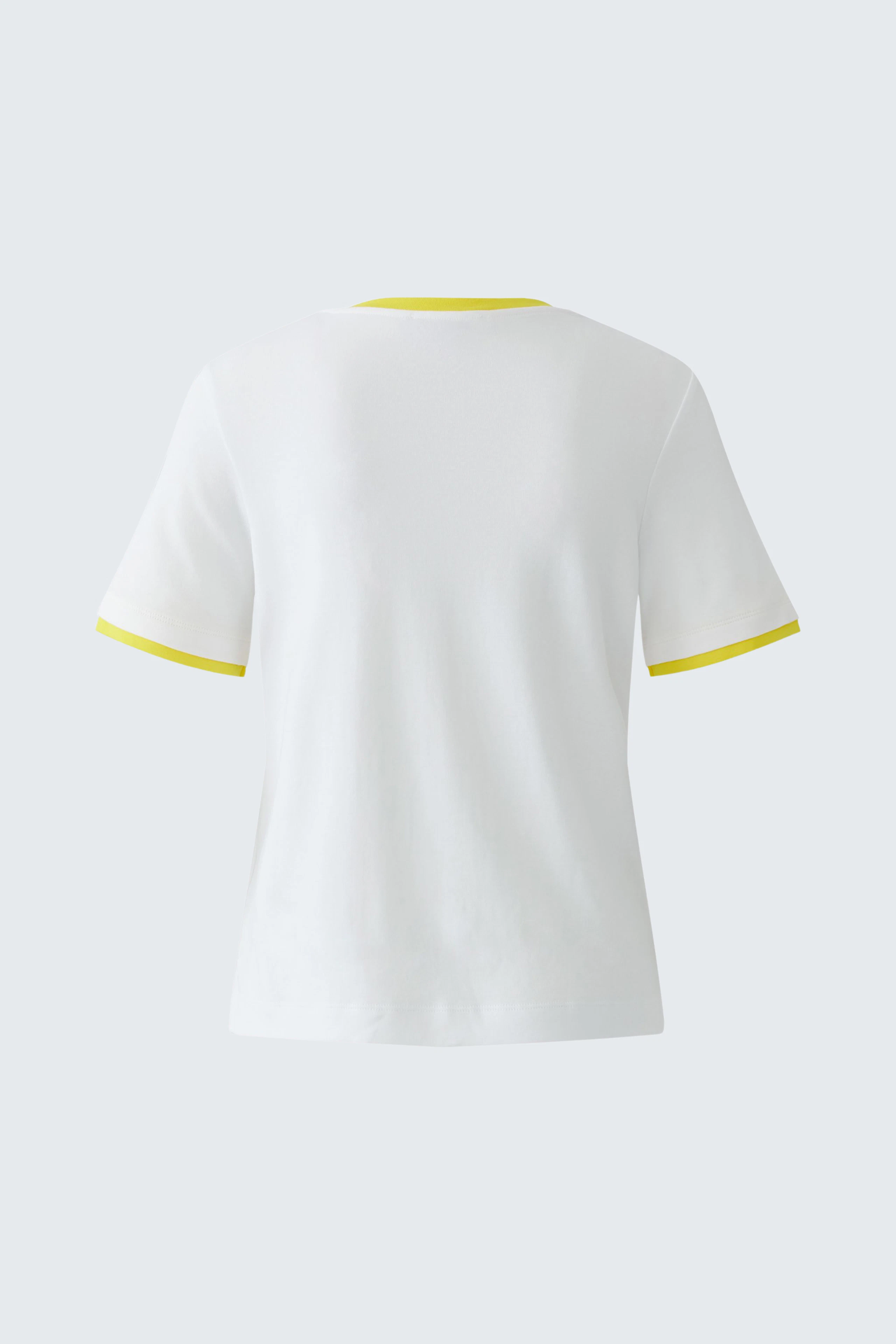 Weißes Damen-T-Shirt: Schlichtes Design mit kurzen Ärmeln und gelben Akzenten an Kragen und Ärmeln.
