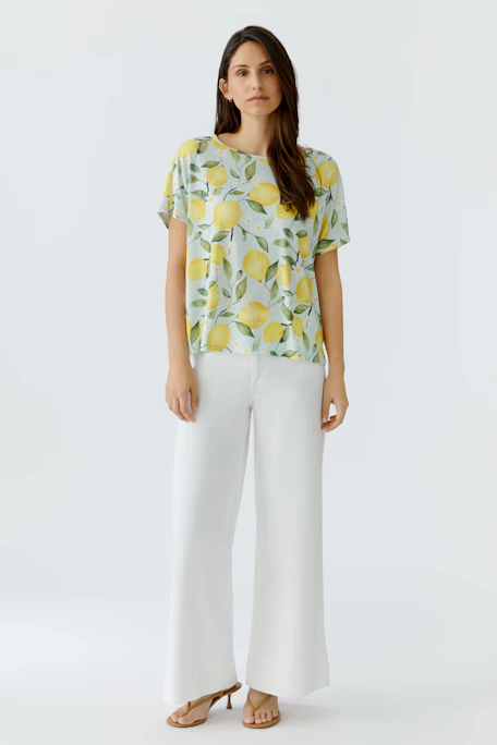 Damen-T-Shirt: Weißes T-Shirt mit frischem Zitronenprint, ideal für sommerliche Outfits.