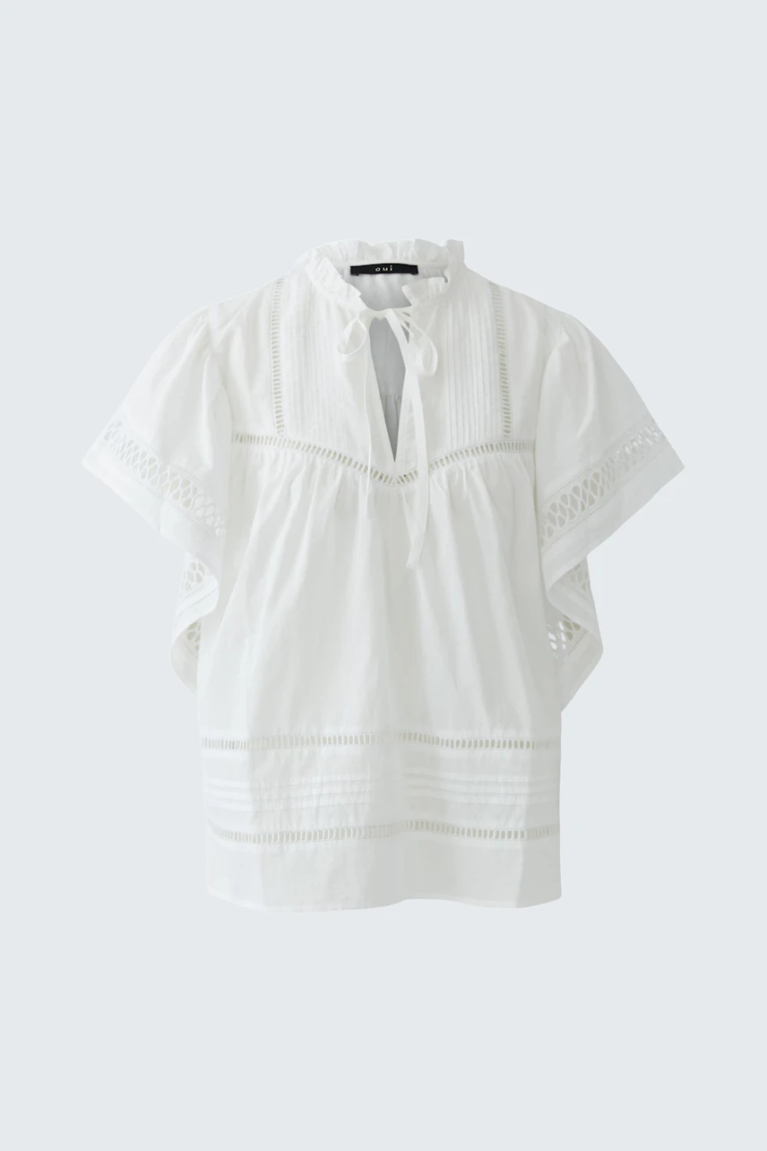 Weiße Damen-Bluse mit Spitzen-Details und lockerer Passform, perfekt für einen lässigen Look.