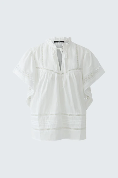 White blouse with lace details and short sleeves, perfect for a casual and stylish look.