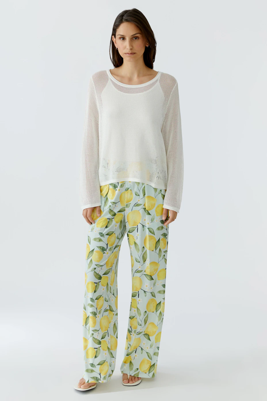 Casual women's pullover: White knit pullover with long sleeves, perfect for a relaxed, everyday look.