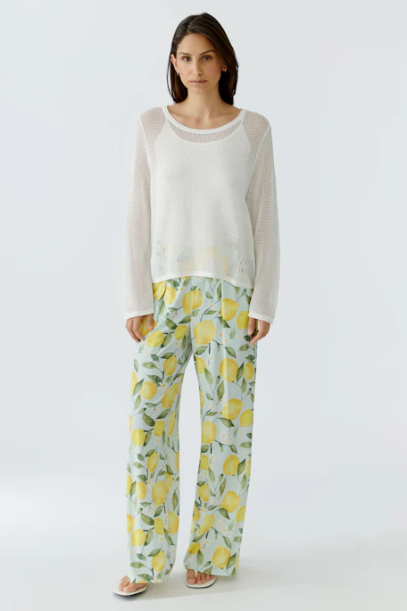 Casual women's pullover: White knit pullover with long sleeves, perfect for a relaxed, everyday look.