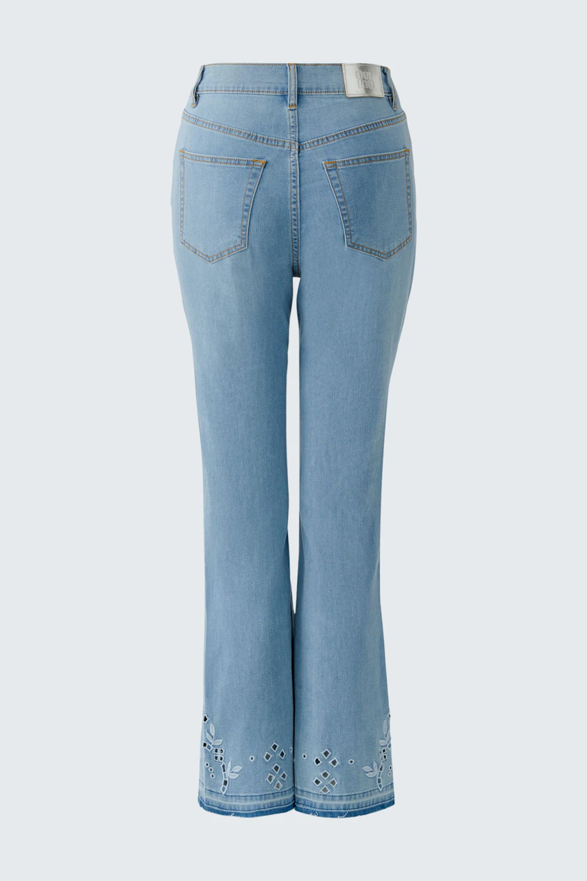 Jeans Bootcut: Hellblaue Damen-Jeans mit ausgestelltem Bein und dezenten Stickereien am Saum.