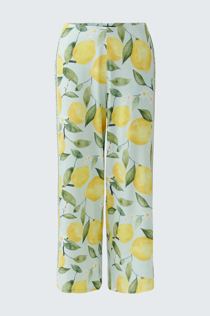 Vibrant culotte with lemon print on light blue fabric, perfect for a fresh and lively look.