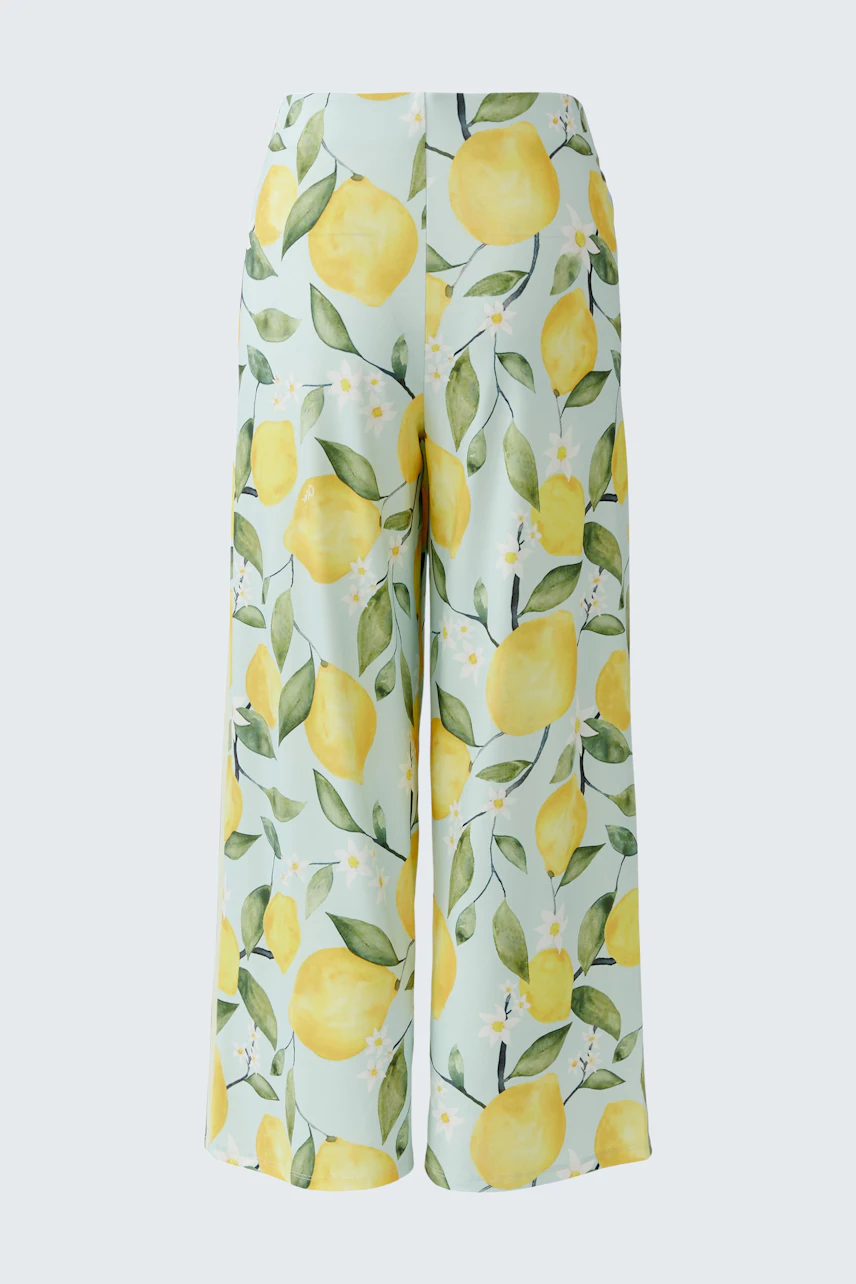 Vibrant culotte with lemon print on light fabric, perfect for a fresh and playful summer look.