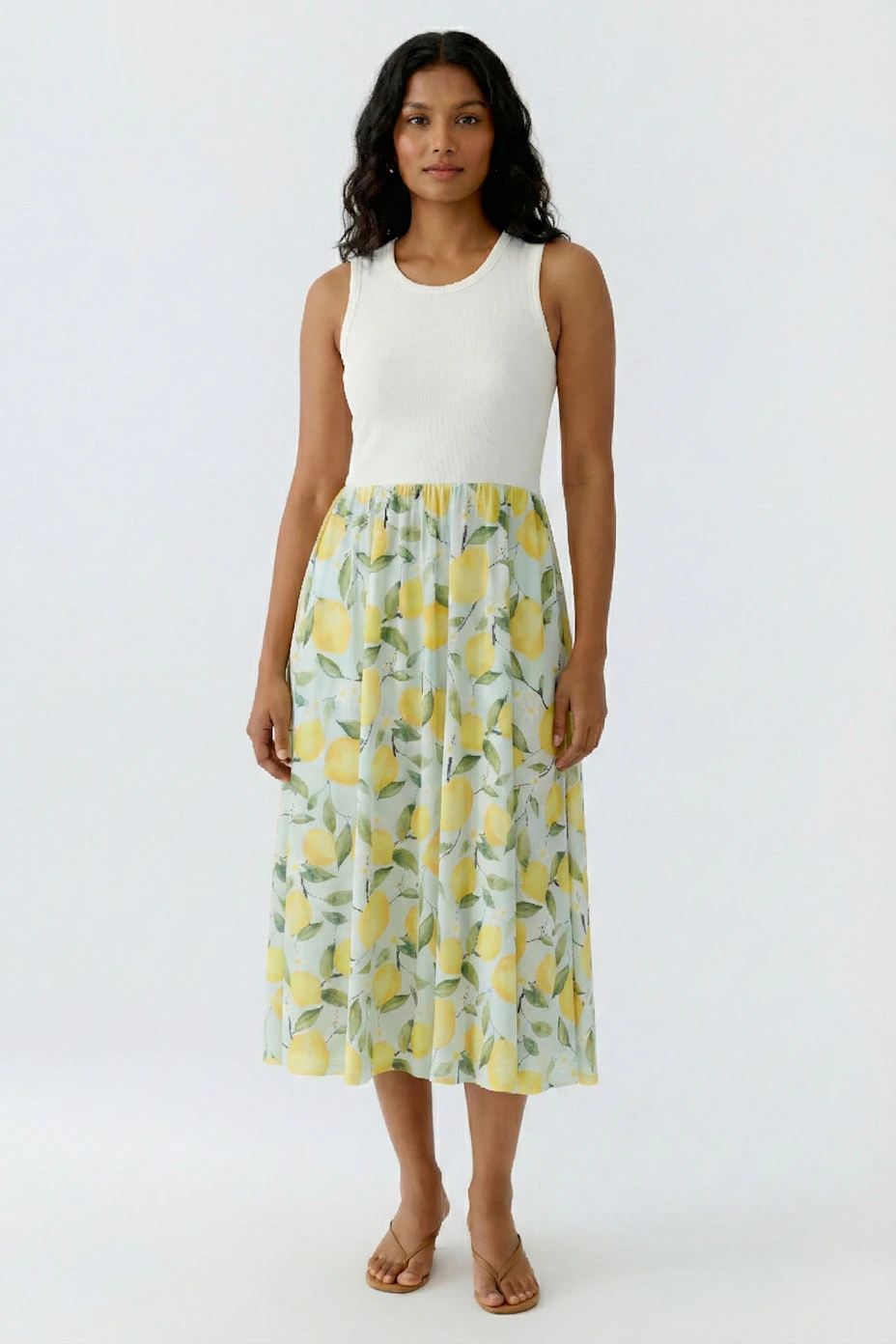 Ärmelloses Midikleid mit Zitronenprint auf weißem Hintergrund, ideal für sommerliche Tage.