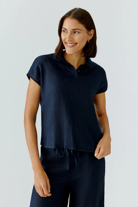 Casual women's blouse: Black short-sleeve blouse with a classic collar, perfect for versatile styling.