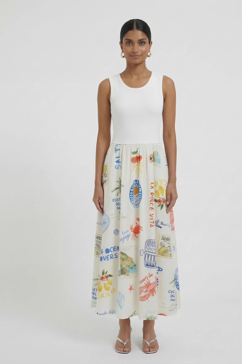 Bedrucktes Midikleid: Weißes ärmelloses Oberteil mit buntem, sommerlichem Print auf dem Rock.