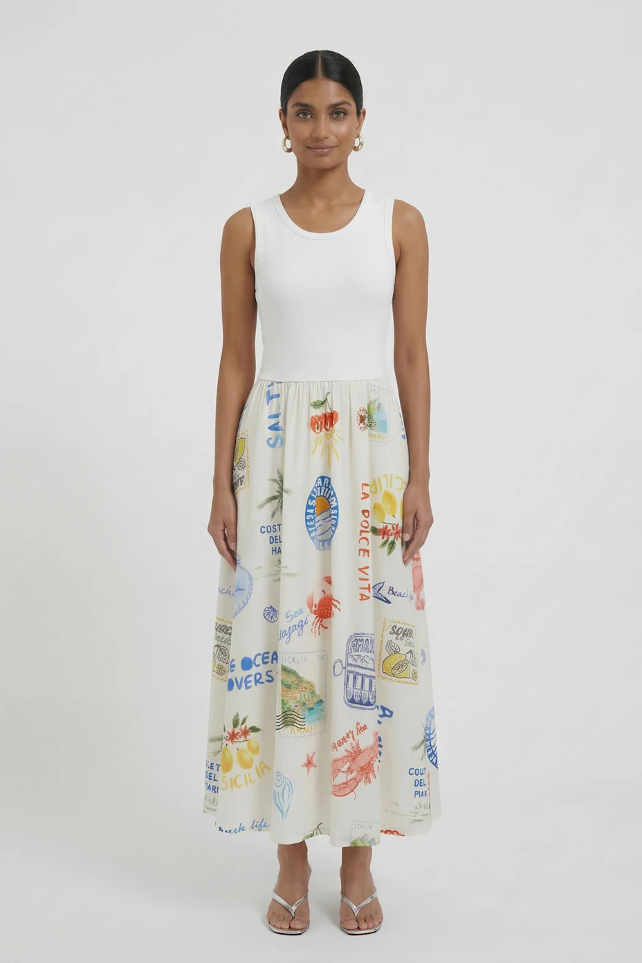 Bedrucktes Midikleid: Weißes ärmelloses Oberteil mit buntem, sommerlichem Print auf dem Rock.