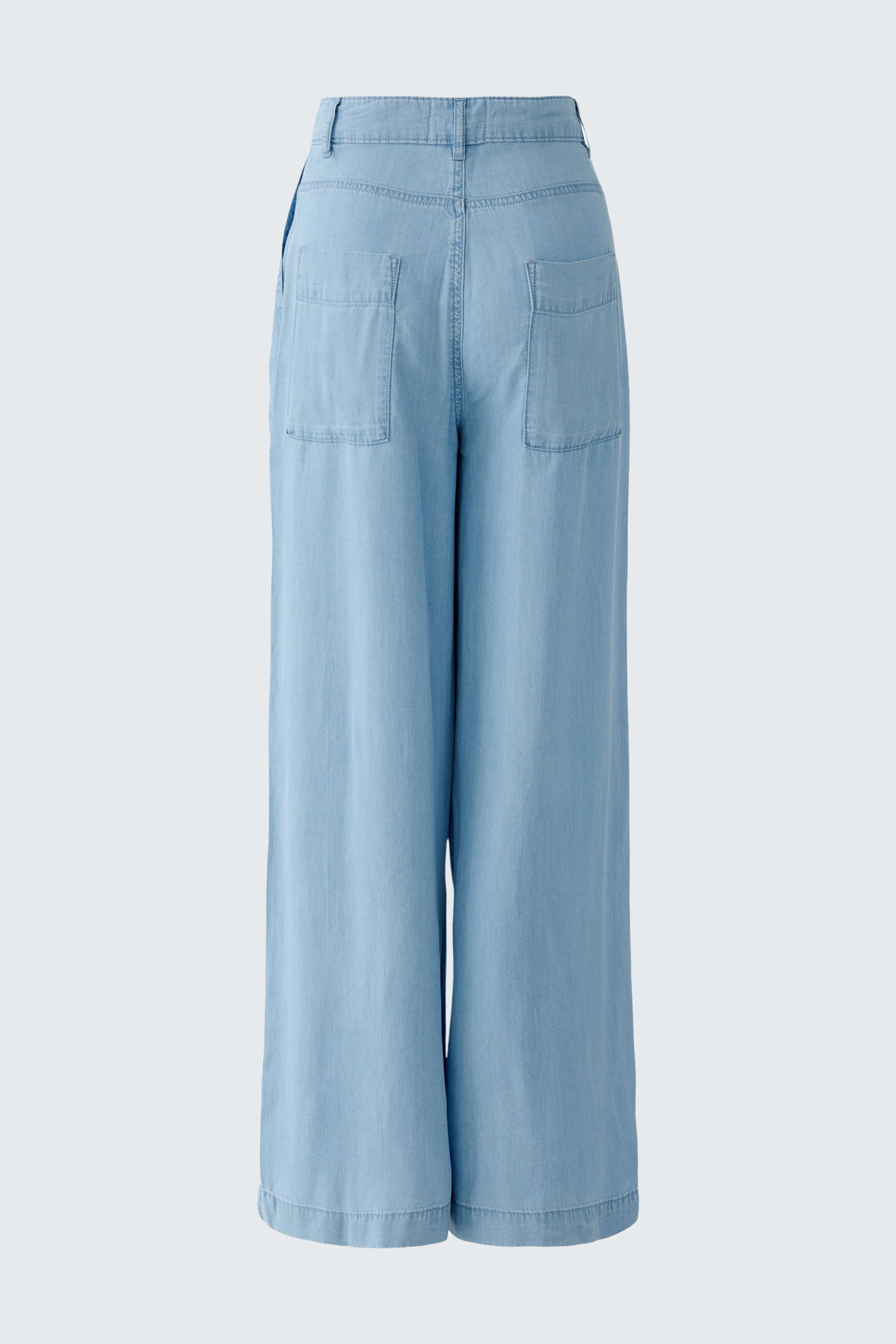 Wide leg jeans in light blue denim, showcasing back pockets and a relaxed fit.