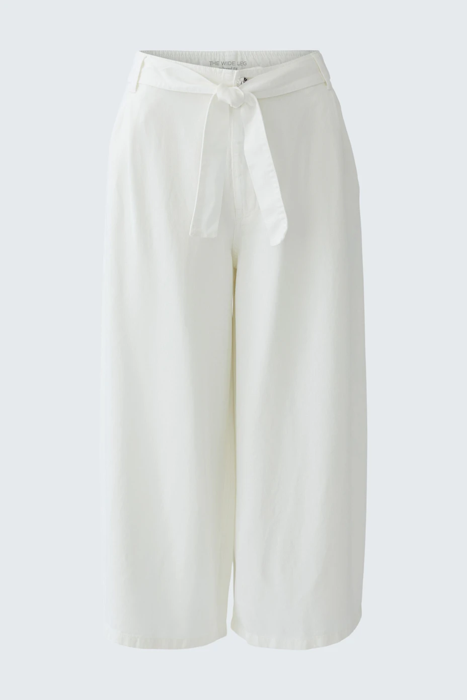 Weiße Culotte: Weite, knöchellange Hose mit Bindegürtel, ideal für lässige Sommerlooks.