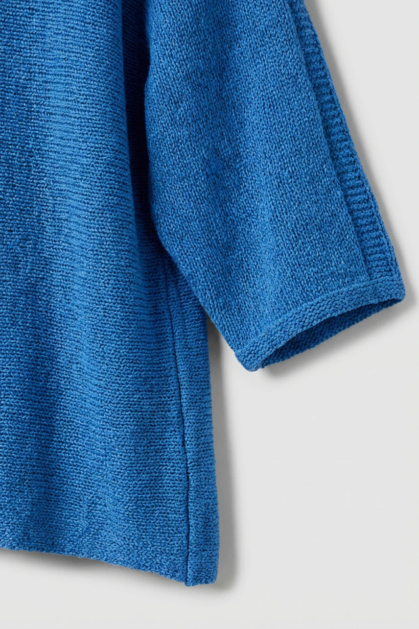 Blauer Damen-Pullover: Detailaufnahme eines strukturierten Strickpullovers ohne Model.