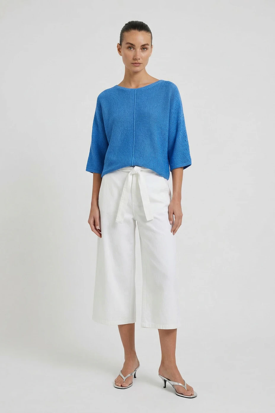 Blauer Damen-Pullover: Lockerer Schnitt, kurze Ärmel, ideal für lässige Outfits.