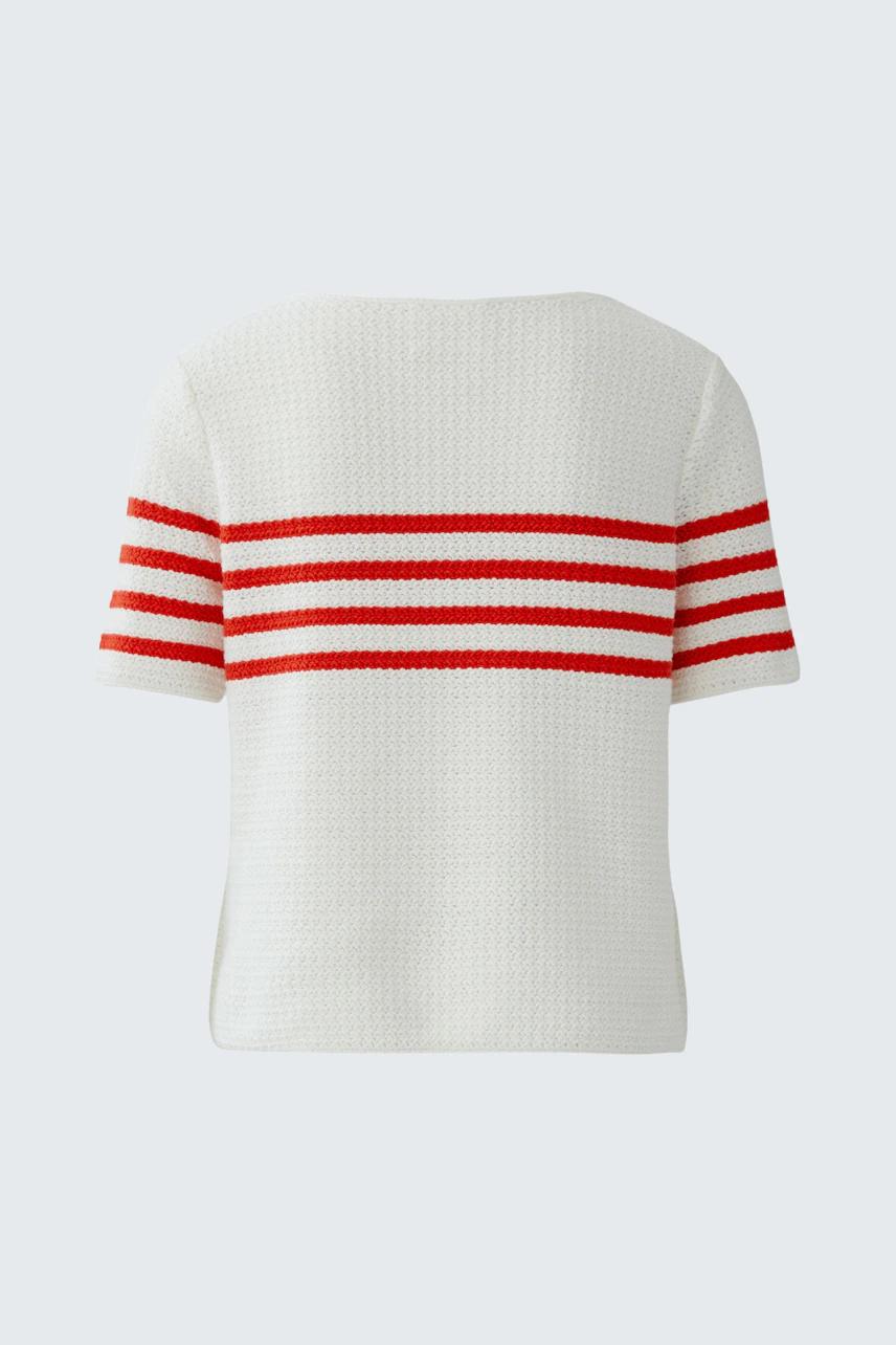 Weißer Damen-Pullover mit roten Streifen. Kurze Ärmel, sportlicher Look, ideal für lässige Outfits.