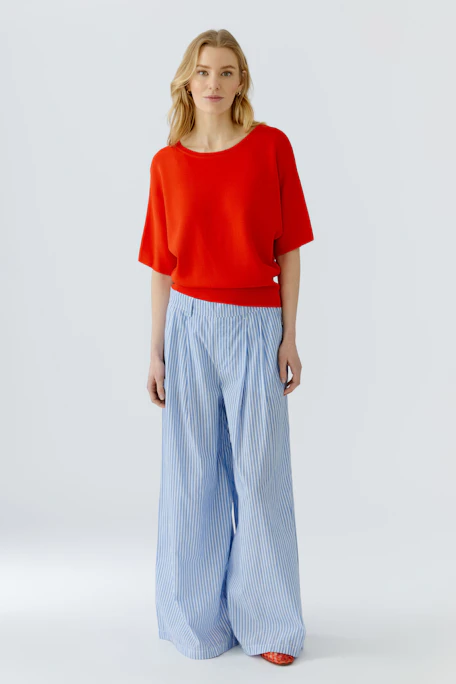 Roter Damen-Pullover: Kurzärmeliger Pullover in leuchtendem Rot, ideal für einen frischen, modernen Look.