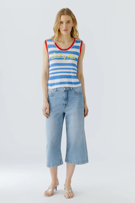 Gestreiftes Damen-Top: Blau-weiß mit rotem Rand und gelbem Schriftzug "Salty Air".