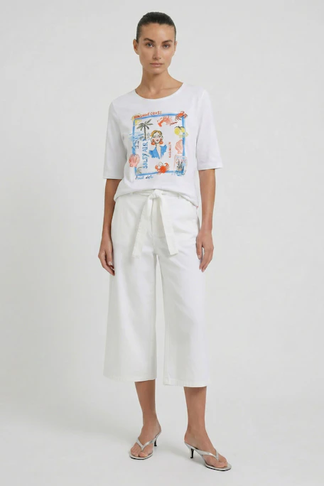 Weißes T-Shirt mit buntem Print: Lässiges Design mit maritimen Motiven, ideal für einen entspannten Look.