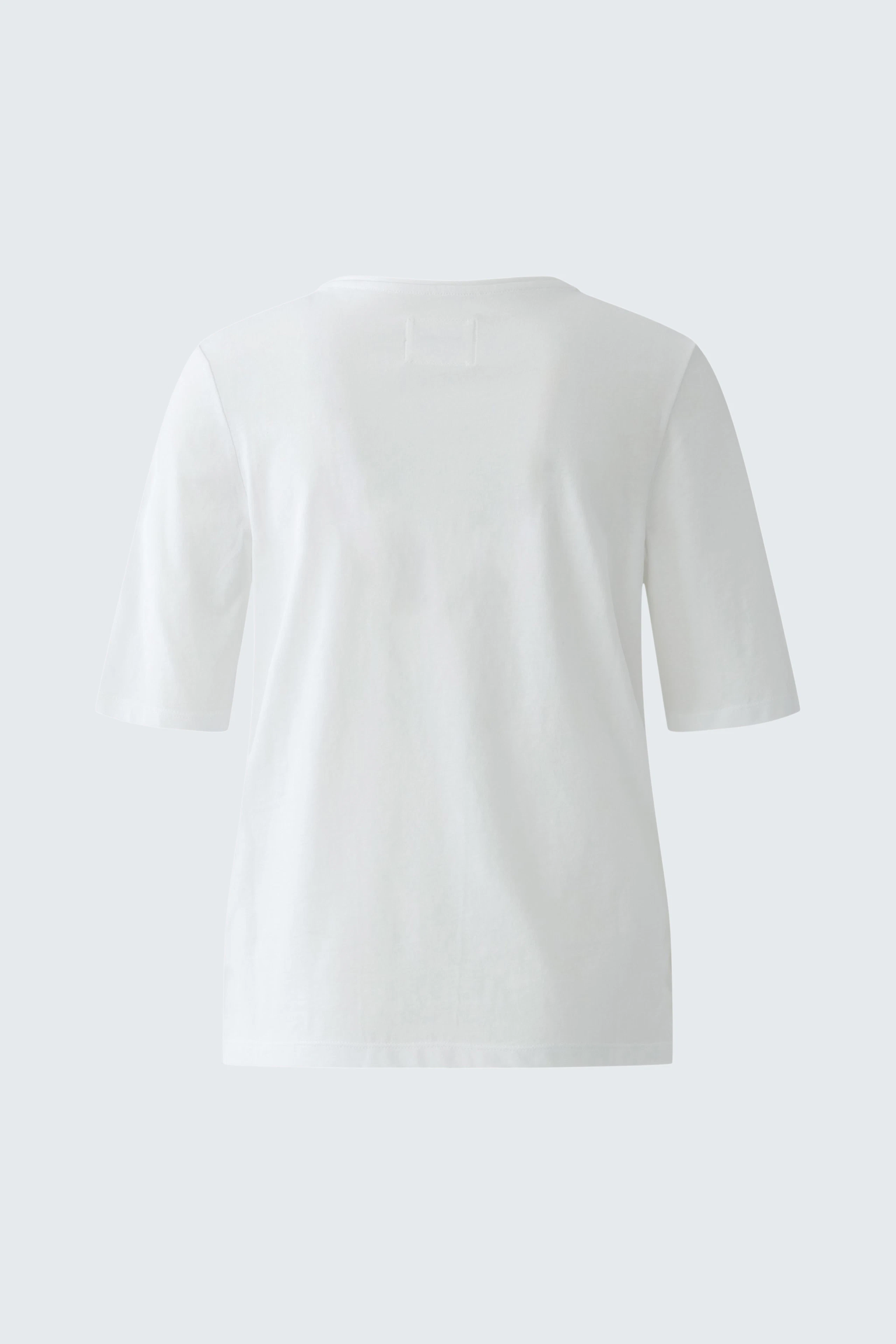 Casual white T-shirt: Simple design, short sleeves, perfect for everyday wear.
