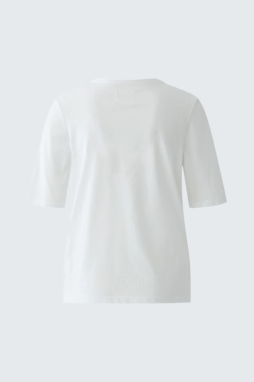 Casual white T-shirt: Simple design, short sleeves, perfect for everyday wear.