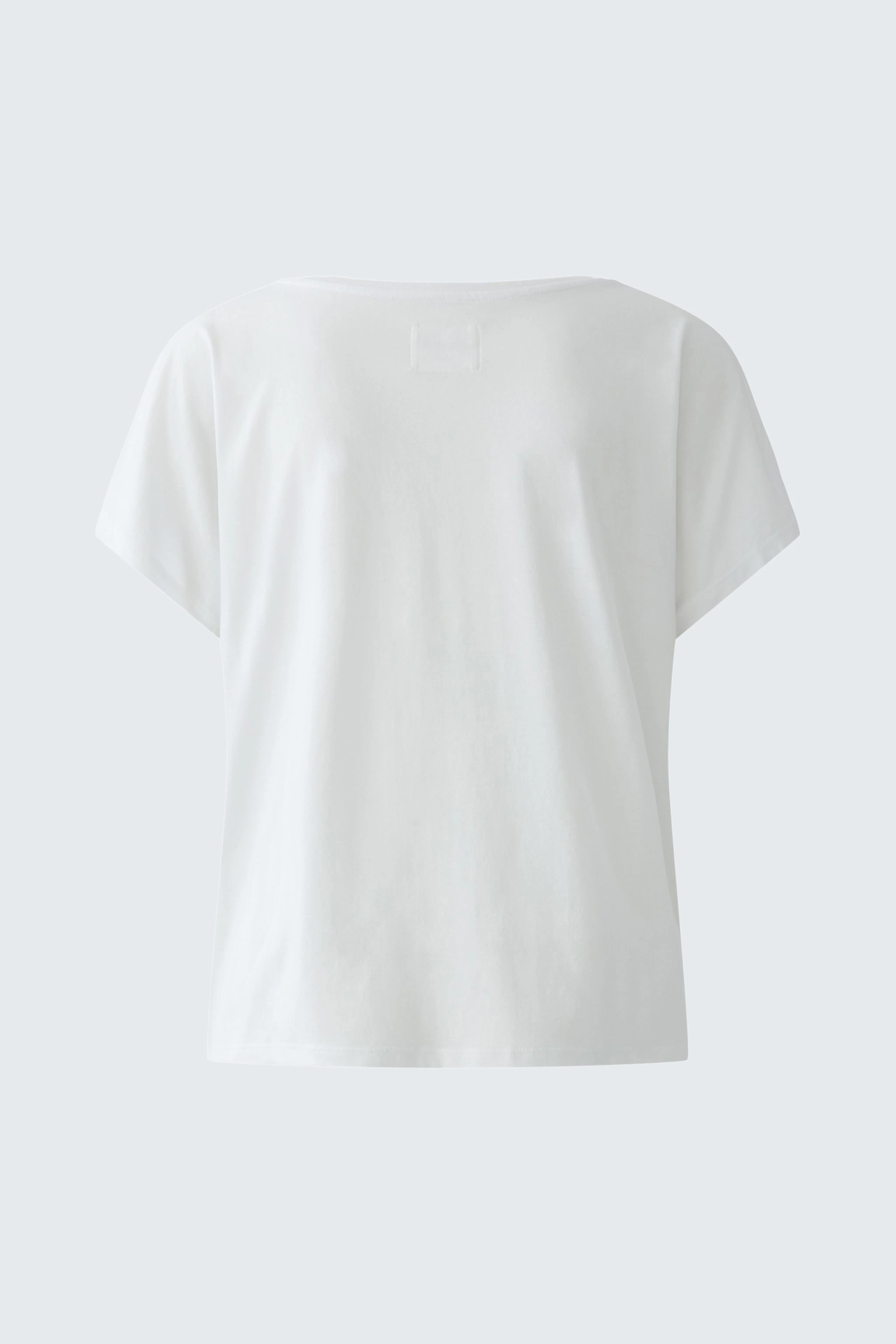 Simple white T-shirt: Classic design with short sleeves, perfect for casual wear.