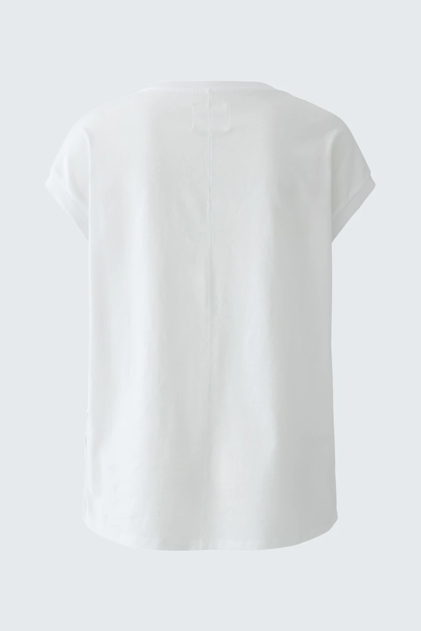 Casual women's T-shirt: Simple white T-shirt with short sleeves, perfect for everyday wear.