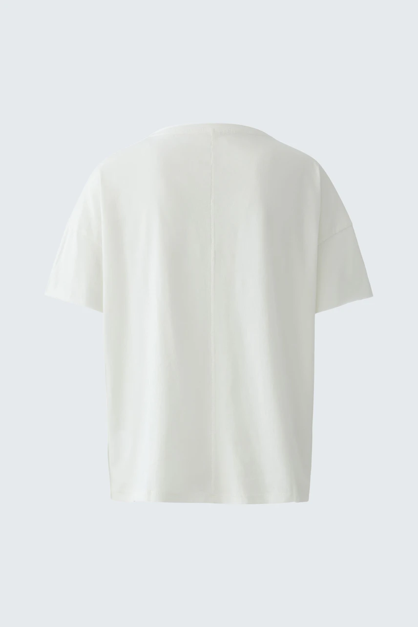 Casual women's T-shirt: Plain white T-shirt with short sleeves, perfect for everyday wear.