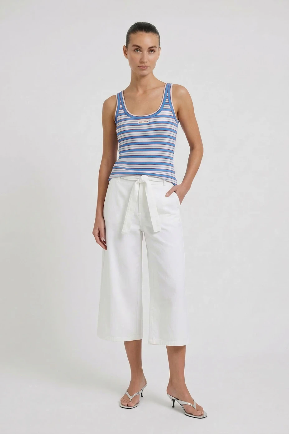 Gestreiftes Damen-Tank Top in Blau, Rot und Weiß. Ideal für lässige Sommerlooks.