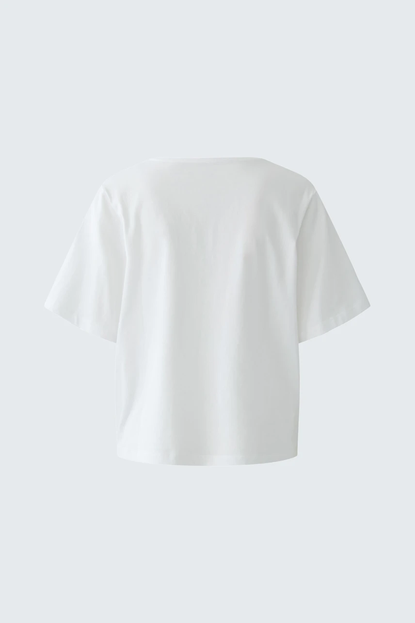 Simple white T-shirt: Classic design, short sleeves, perfect for casual wear.