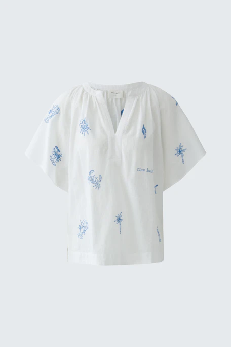 Weiße Damen-Bluse mit blauem Muster, locker geschnitten, ohne Model abgebildet.