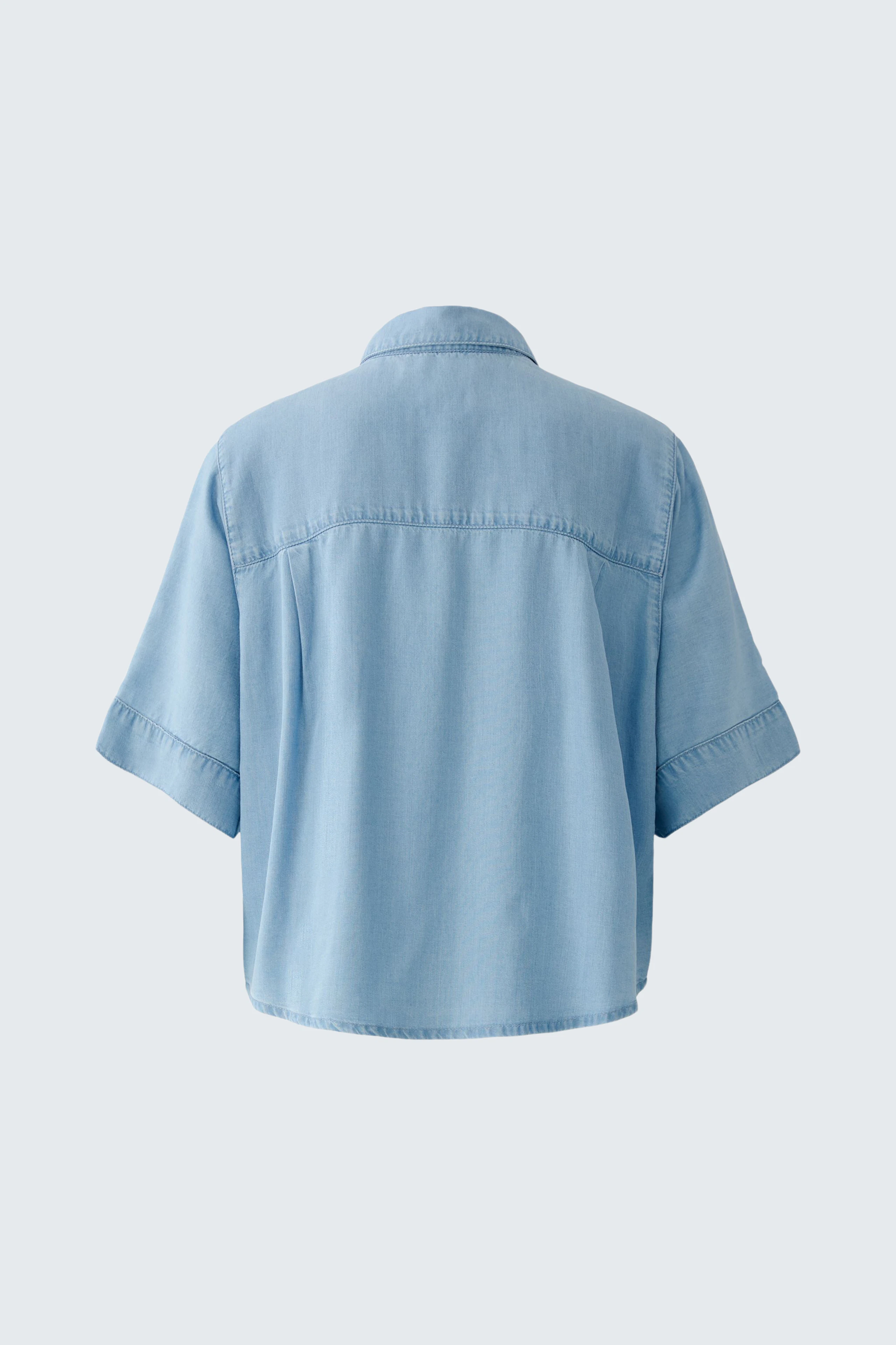 Casual women's blouse: Light blue short-sleeve blouse with a relaxed fit, perfect for everyday wear.