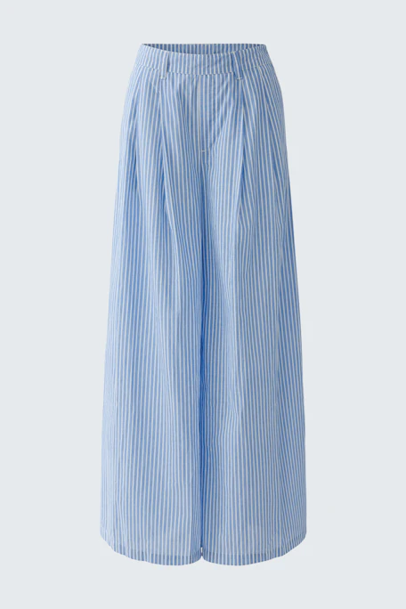 Lässige Marlenehose: Weit geschnittene, gestreifte Hose in Blau-Weiß ohne Model.