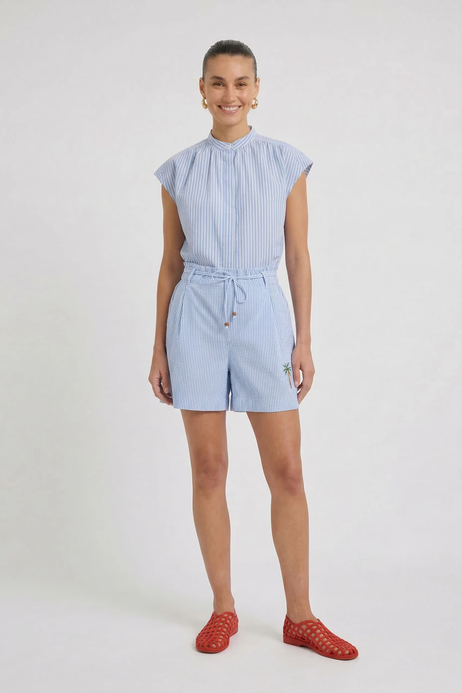 Casual women's shorts: Light blue striped shorts with palm tree embroidery, perfect for summer days.