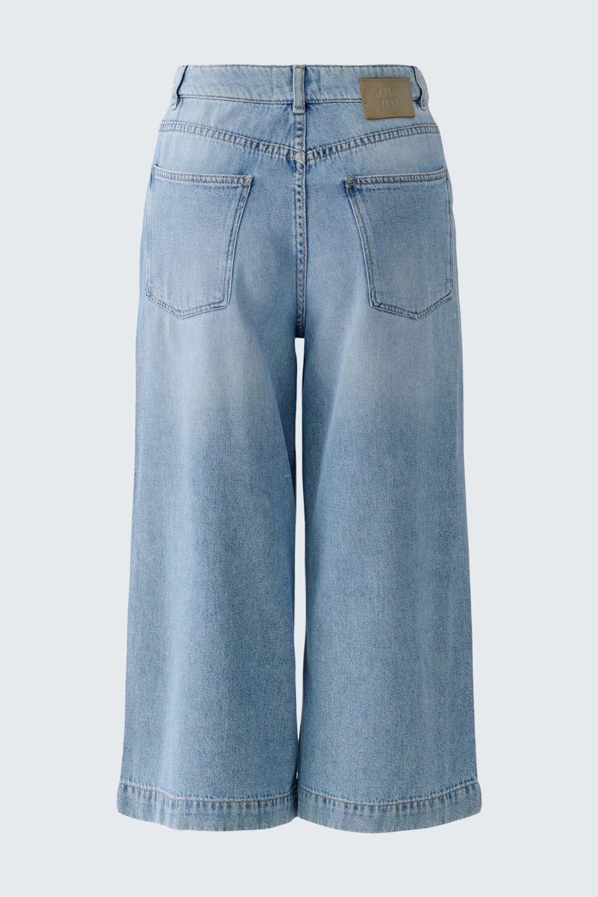 Casual denim culotte: Wide-leg, high-waisted jeans with back pockets, perfect for a relaxed look.