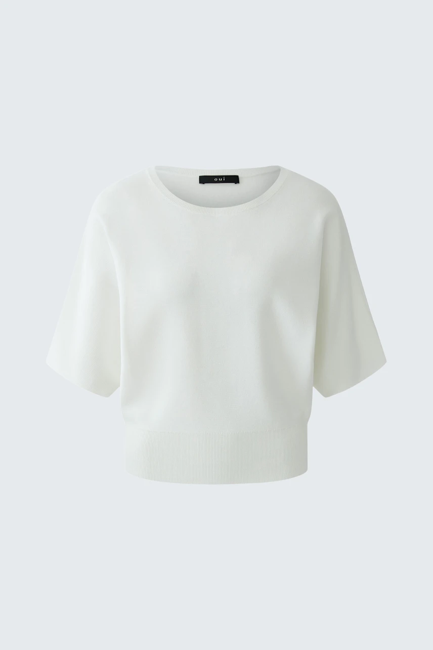 Casual women's pullover: White short-sleeve pullover with a relaxed fit, perfect for everyday wear.