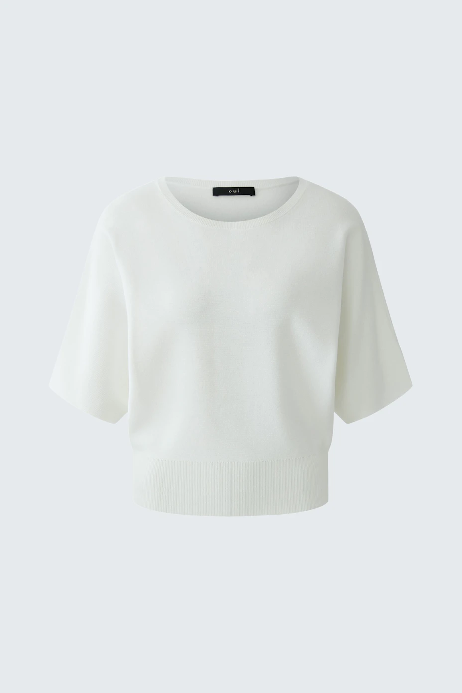 Casual women's pullover: White short-sleeve pullover with a relaxed fit, perfect for everyday wear.