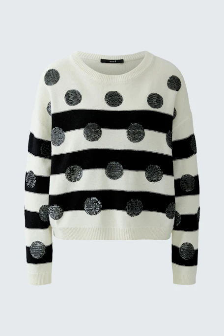 Weißer Damen-Pullover mit schwarzen Streifen und Punkten, lässig und modern.