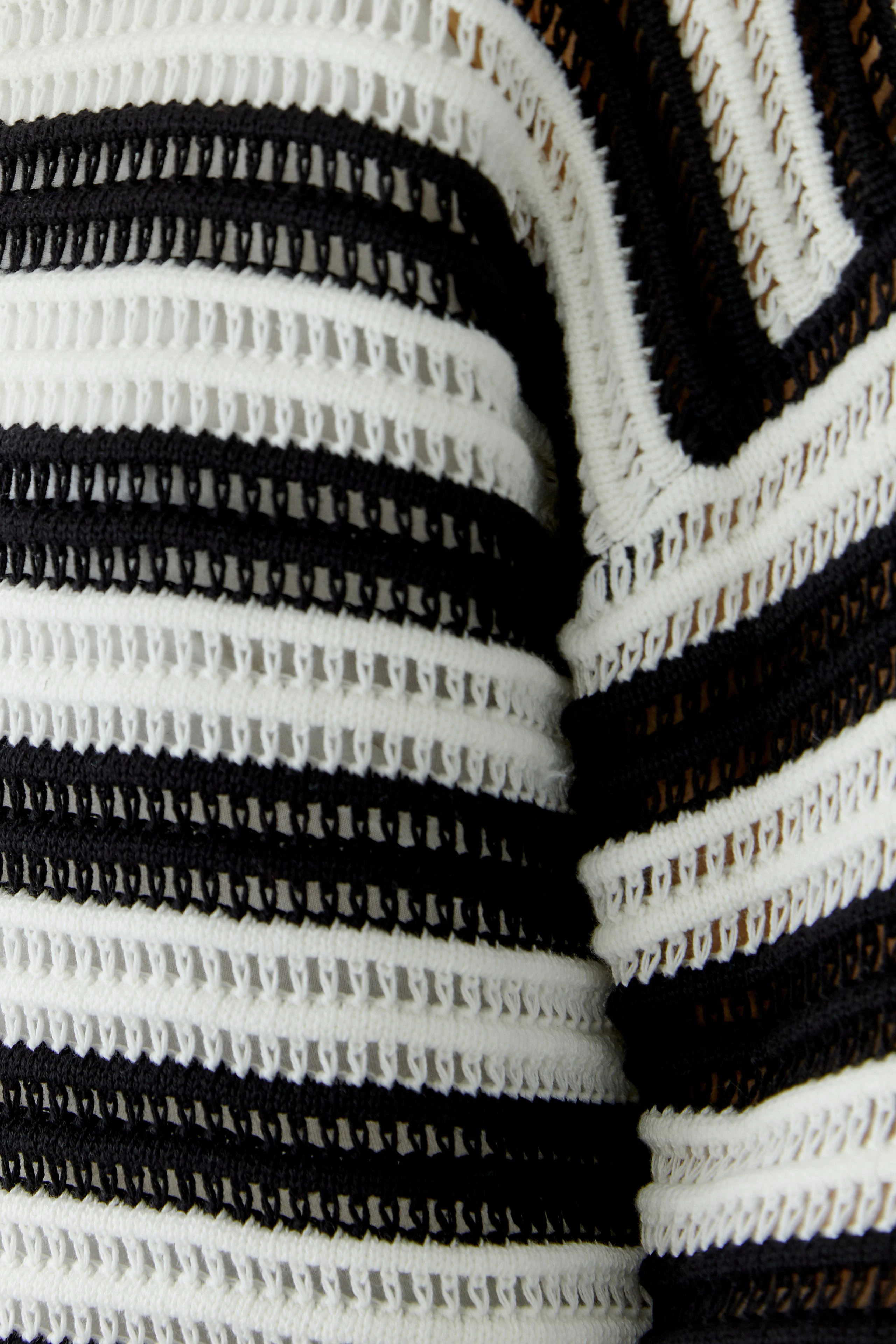 Gestreifter Damen-Pullover: Schwarz-weißer Strick mit grobem Muster, ideal für einen lässigen Look.